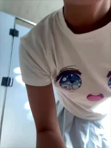 极品眼睛反差骚母狗公共厕所自慰露出