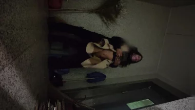 衣服不脱楼道先来一炮，小母狗千里坐飞机送逼等不及了